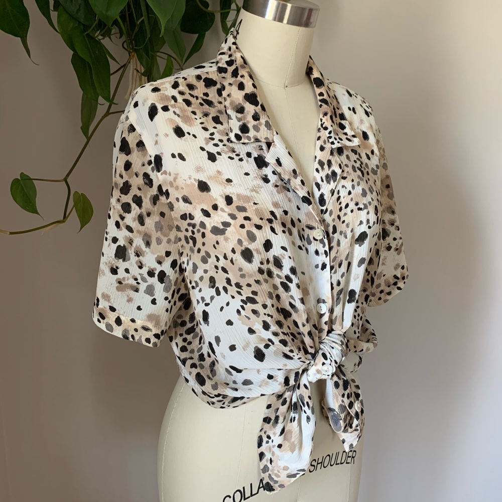 🌹3/$35 Crepe Cheetah Button Down Short Sleeve Top